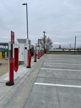 Tesla-Charging-West's-Plaza-Country-Mart-Abilene,KS